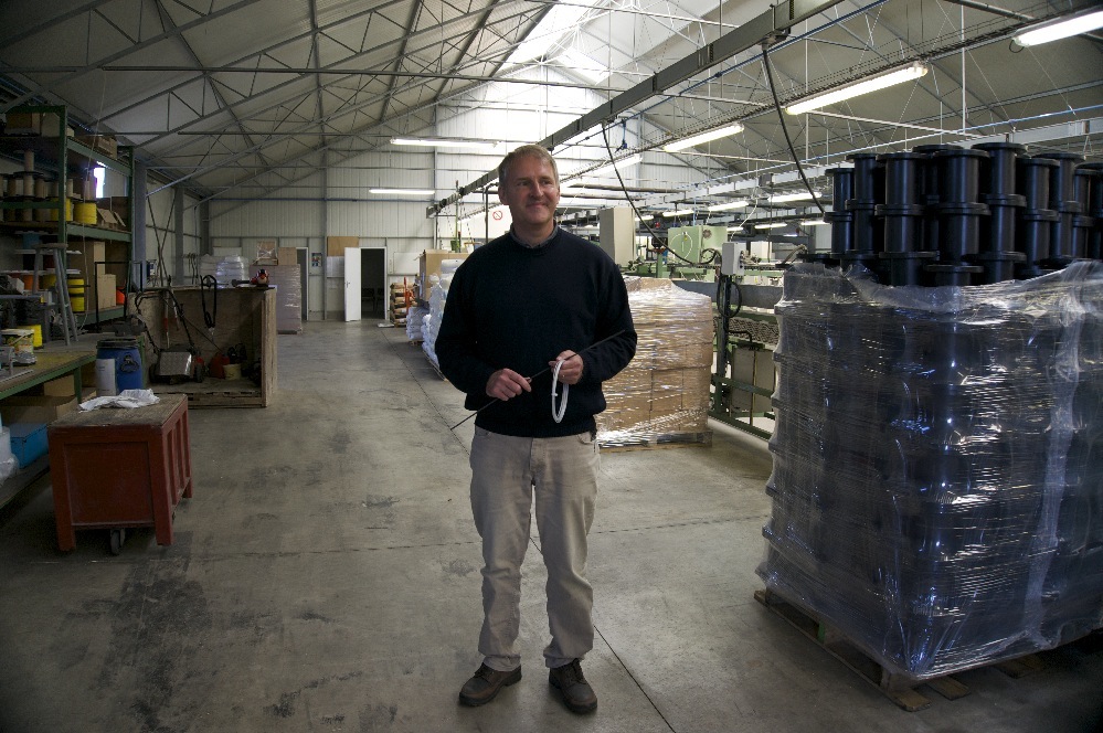 Robin de Kat visitant l'usine